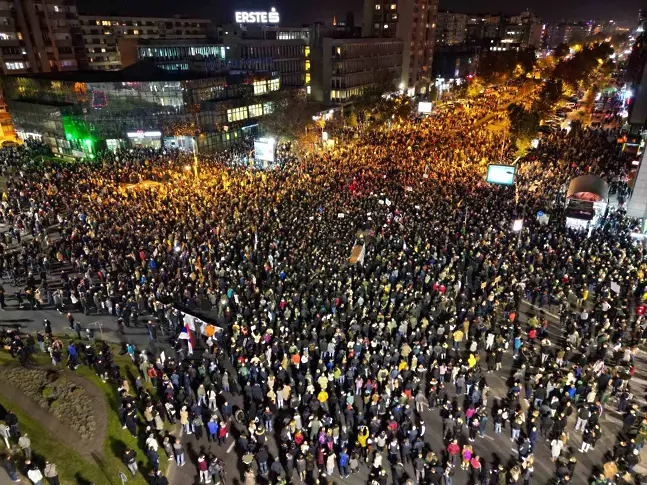 „Кръвта е на ръцете ви“: Хиляди сръбски граждани протестираха срещу правителството на Вучич