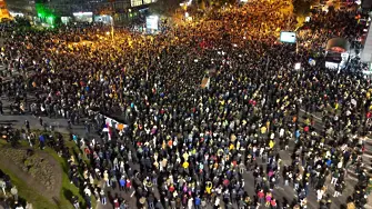 „Кръвта е на ръцете ви“: Хиляди сръбски граждани протестираха срещу правителството на Вучич