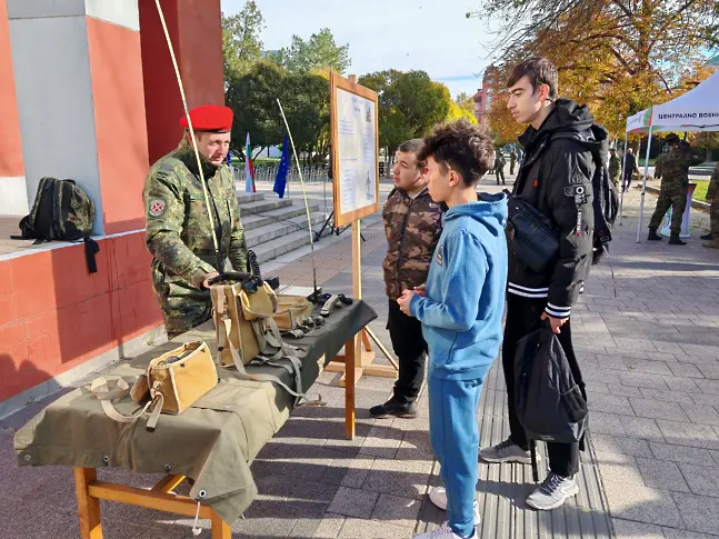 Фото изложба „Сухопътни войски са там, където има нужда от нас“ представи 5-то бригадно командване/СНИМКИ/