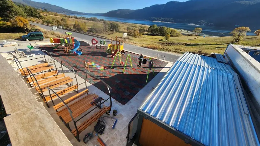  Семейство от Родопите построи и подари на съгражданите си публичен парк 