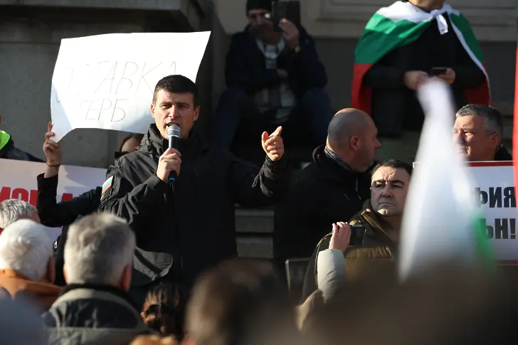  Протестите пред Народно събрание: Пеевски се похвали, че зад него не стоят фантоми, “Величие ” с протест “за свободата ” 