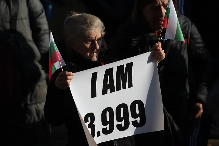  Протестите пред Народно събрание: Пеевски се похвали, че зад него не стоят фантоми, “Величие ” с протест “за свободата ” 