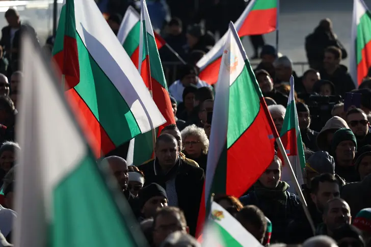  Протестите пред Народно събрание: Пеевски се похвали, че зад него не стоят фантоми, “Величие ” с протест “за свободата ” 