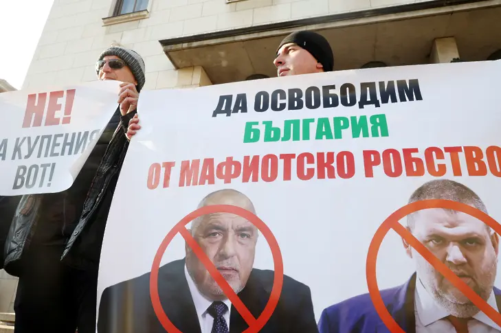  Протестите пред Народно събрание: Пеевски се похвали, че зад него не стоят фантоми, “Величие ” с протест “за свободата ” 