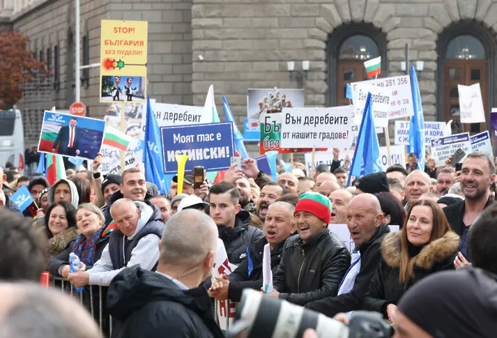  Протестите пред Народно събрание: Пеевски се похвали, че зад него не стоят фантоми, “Величие ” с протест “за свободата ” 