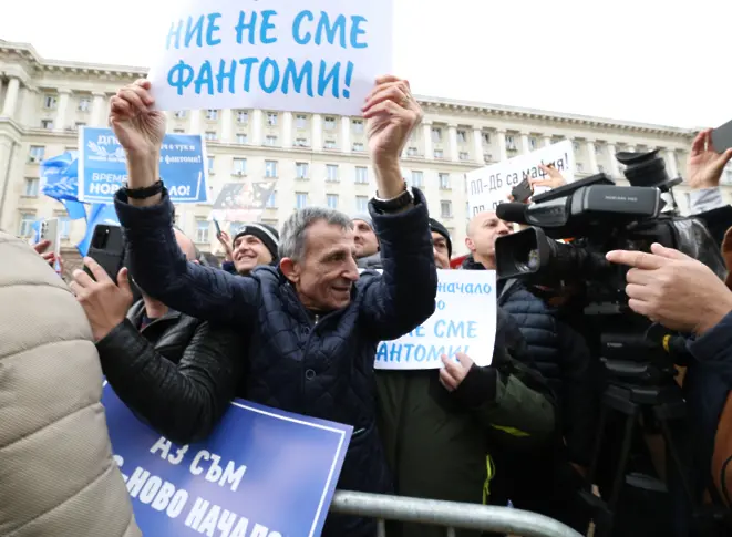  Протестите пред Народно събрание: Пеевски се похвали, че зад него не стоят фантоми, “Величие ” с протест “за свободата ” 