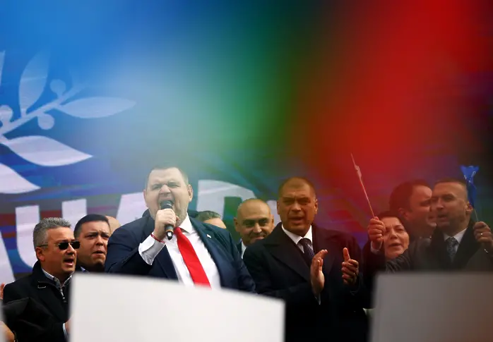  Протестите пред Народно събрание: Пеевски се похвали, че зад него не стоят фантоми, “Величие ” с протест “за свободата ” 