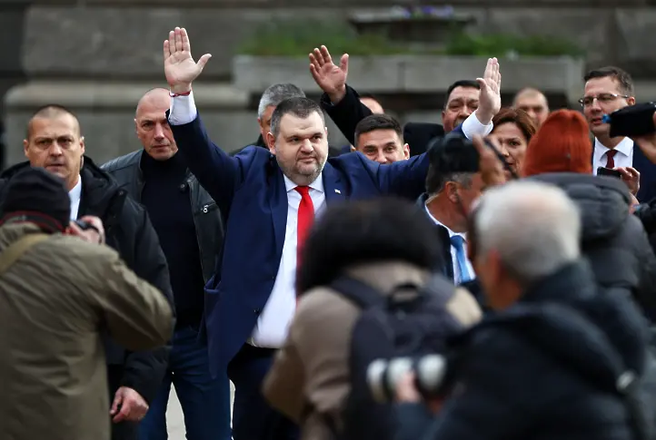  Протестите пред Народно събрание: Пеевски се похвали, че зад него не стоят фантоми, “Величие ” с протест “за свободата ” 