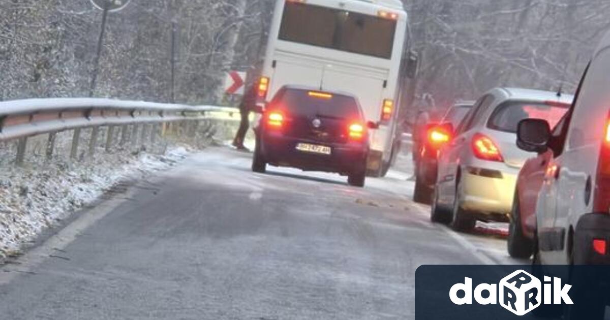 Катастрофа между няколко автомобили и автобус стана на прохода Петрохан