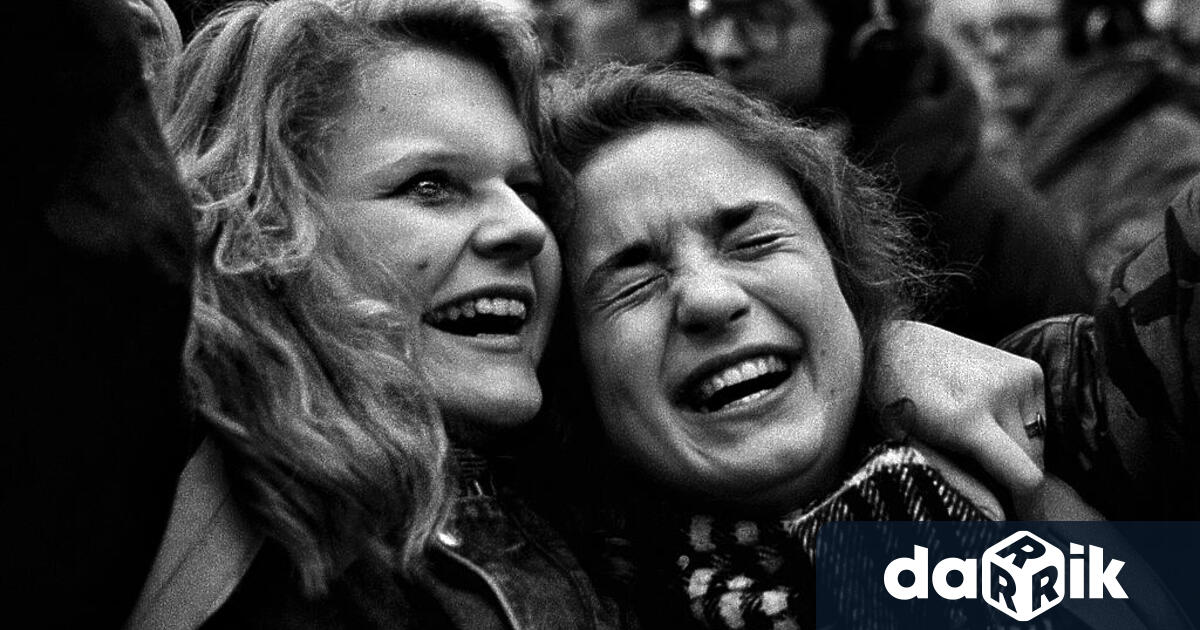 На 9 ноември 1989 г е разрушенаБерлинскатастена разделяща западната от