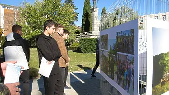 Показаха в изложба фотоси, представящи част от ежедневието на военнослужещите