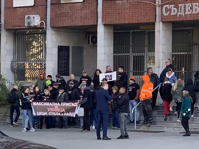 С мирен протест пред Съдебната палата в Плевен, граждани призоваха за максимална присъда за мъжа, убил трима души на разклона за село Ралево