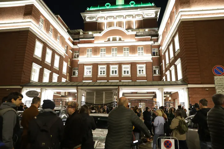 Какво се случи във втората вечер на протести в подкрепа и срещу „Оръжията и човекът“? (ВИДЕО)