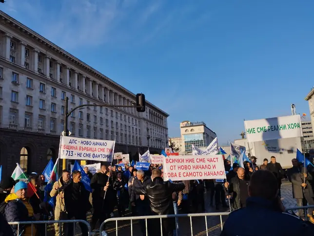 „Вече видяха, че не сте фантоми”: Пеевски разпусна протеста и се закани за ескалация на напрежението