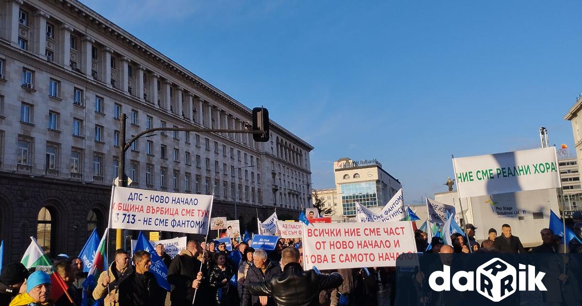 Около 11 часа протестиращите симпатизанти на ДПС Ново начало започнаха да