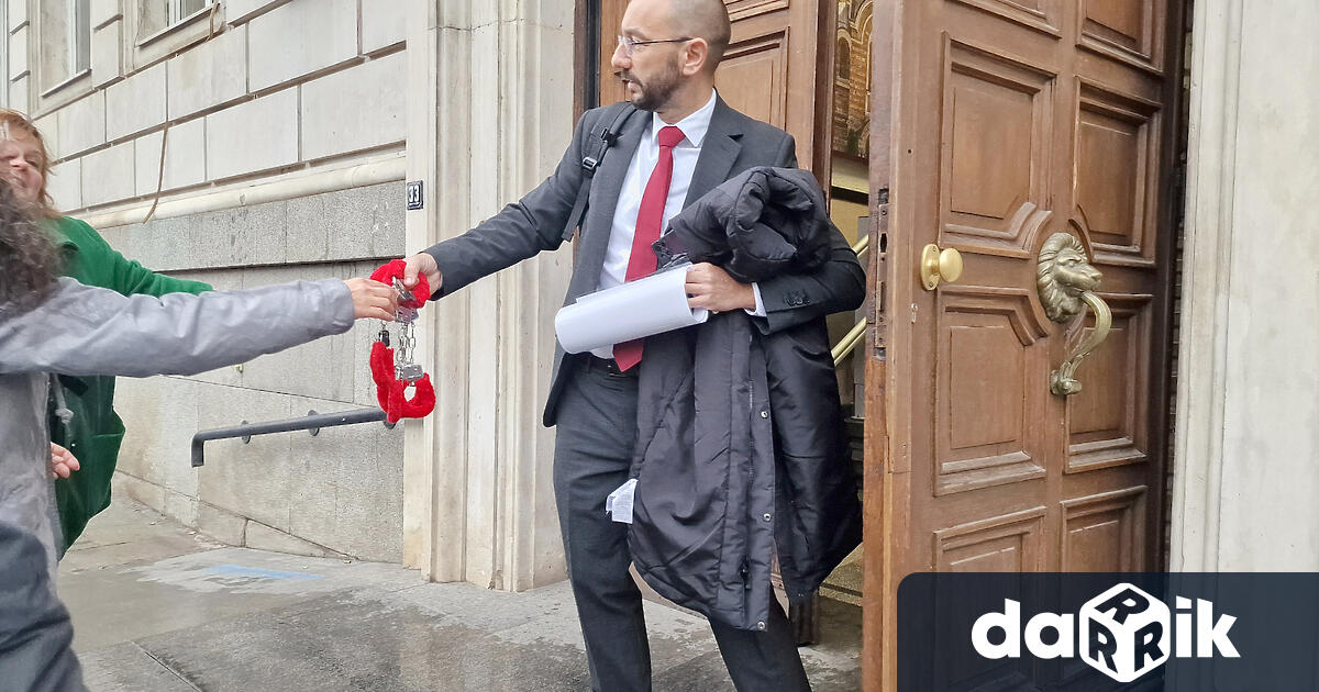 Червени белезници раздаваха на общински съветници в четвъртък граждани живеещи