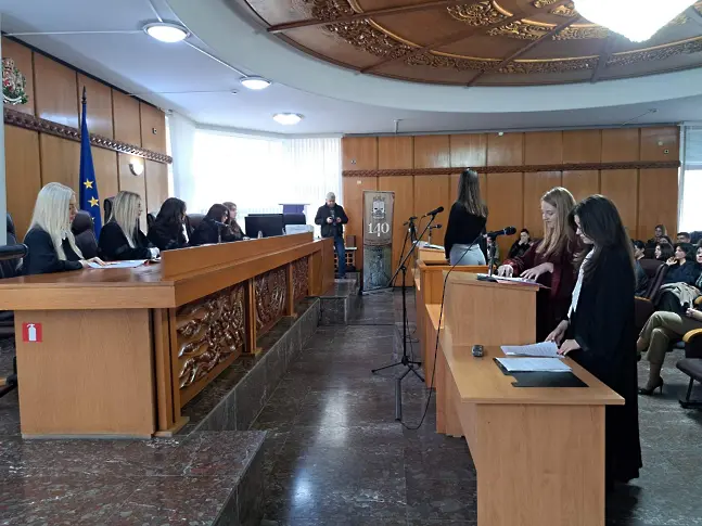  Възстановка на углавен развой против изнасилвач и палач показаха студенти в Деня на отворените порти в съда 