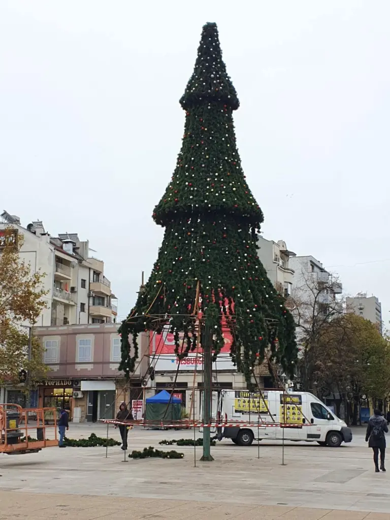  В очакване на Коледа: Бургас стартира подготовката за най-любимото време 