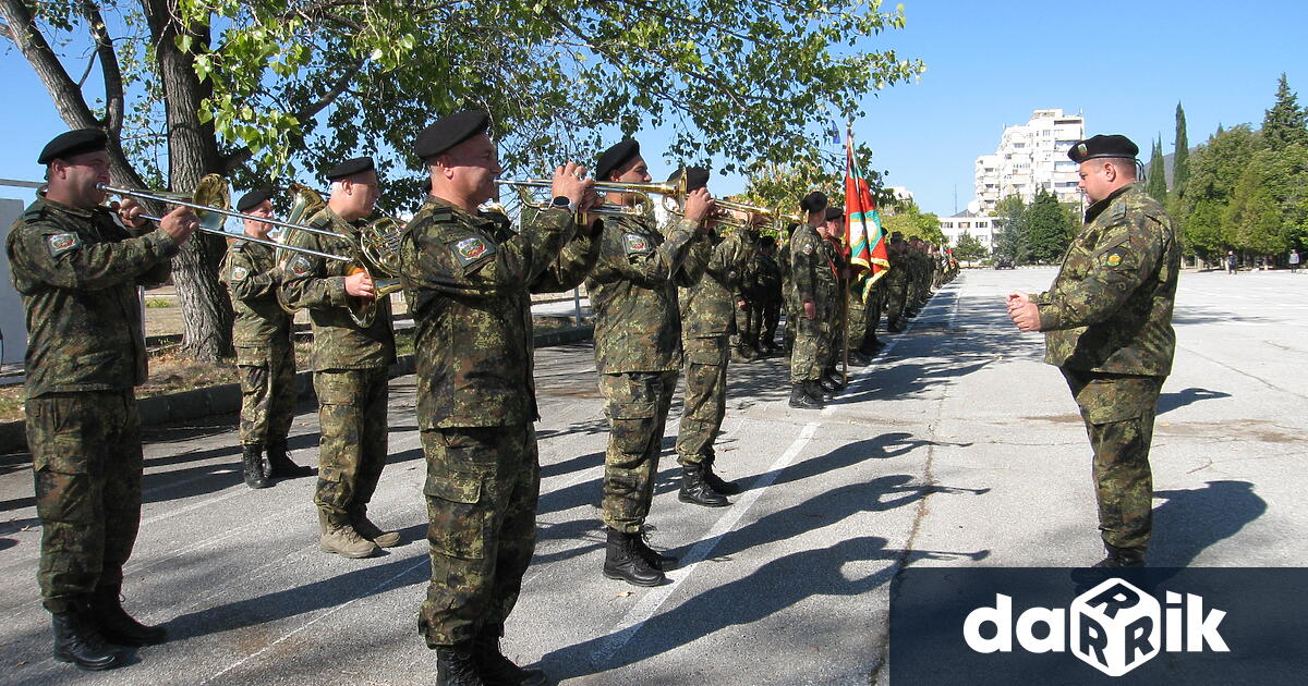 Пред сградата на Военен клубВоенният духов оркестър на Център за