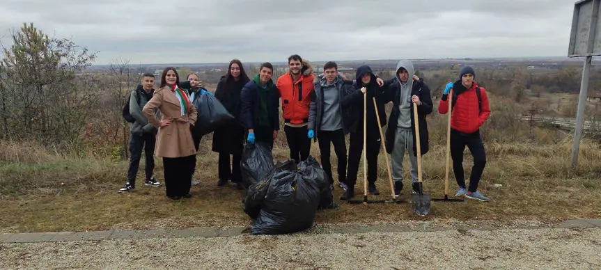  Възпитаници на ПГ по туризъм „ Алеко Константинов “ почистиха Паметника на успеха край с. Ясен 