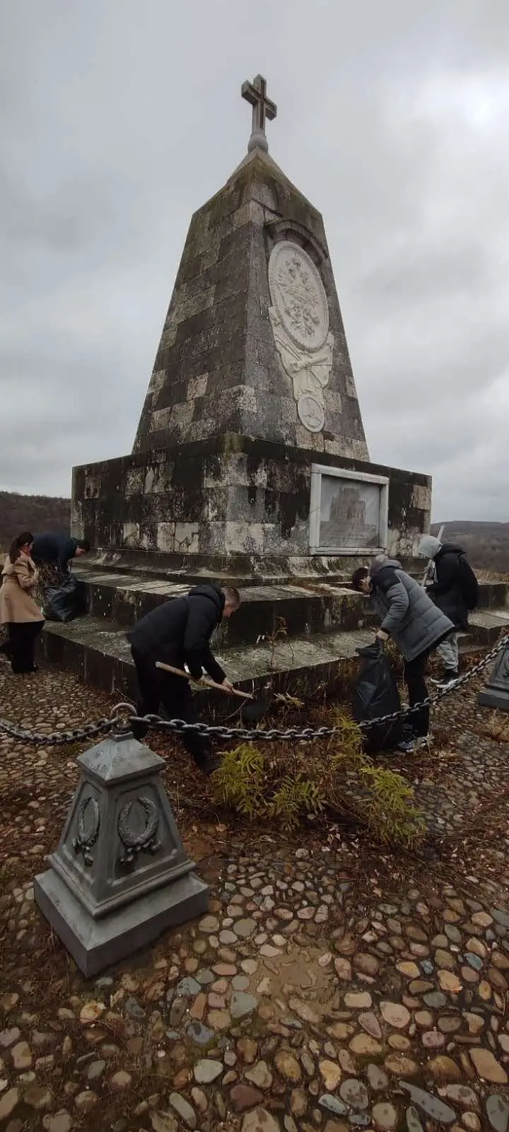  Възпитаници на ПГ по туризъм „ Алеко Константинов “ почистиха Паметника на успеха край с. Ясен 