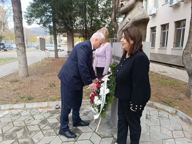  В МБАЛ “Д-р Иван Селимински ”-Сливен - церемониален медицински съвет и поднасяне на венци пред паметника на патрона 
