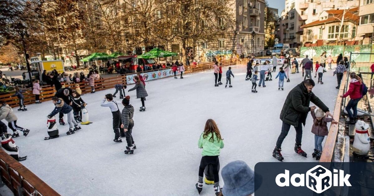 Ледената пързалка в Русе посреща първите си посетители И тази