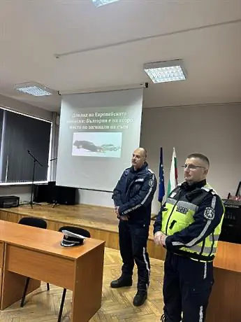  В Гимназия с преподаване на непознати езици „ Димитър Димов “ се организира среща с служители на реда от бранш „ Пътна полиция “ при ОДМВР - Плевен 