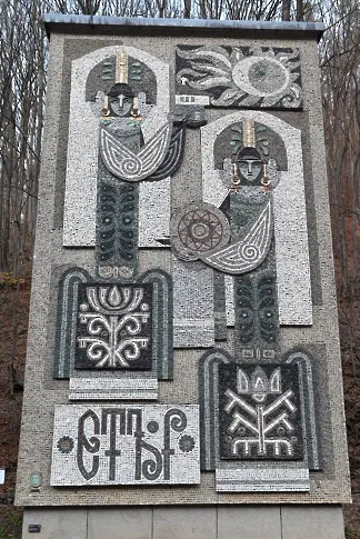 Реставрация на увреден фрагмент от мозаечното пано пред входа на музей „Етър“