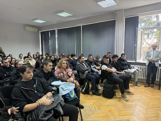  В Гимназия с преподаване на непознати езици „ Димитър Димов “ се организира среща с служители на реда от бранш „ Пътна полиция “ при ОДМВР - Плевен 