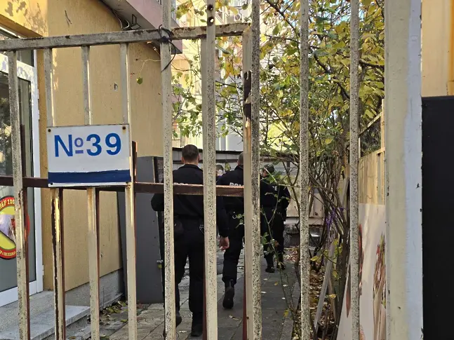  Спецакция в центъра на Бургас. Мъж намушка жена 