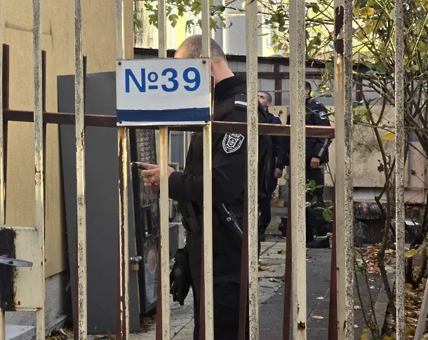  Спецакция в центъра на Бургас. Мъж намушка жена 