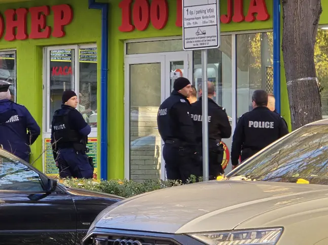  Спецакция в центъра на Бургас. Мъж намушка жена 