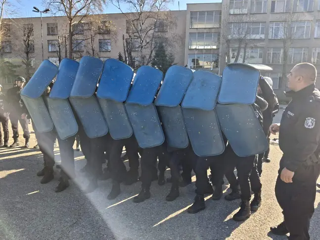 Реакция при масови безредици тренираха служители на реда в Пазарджик