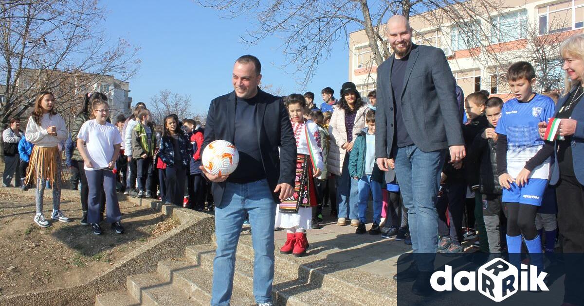 Две спортни площадки едната за футбол другата комбинирана за баскетбол