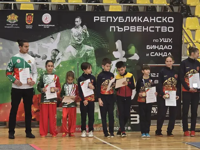  Бургазлии с 8 медала от републиканското по кунг-фу в Перник 