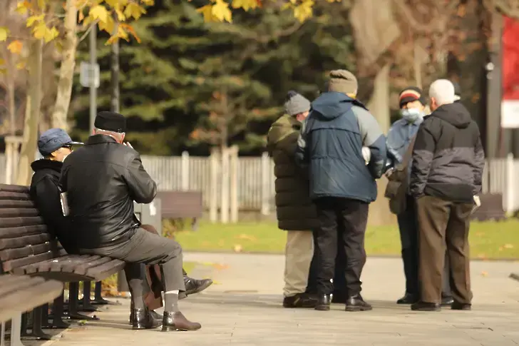 Пенсионерите може да получат по 100 лв добавка за Коледа