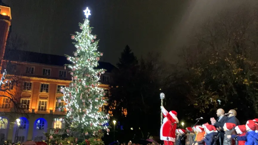  В Плевен блестнаха светлините на коледната елха/ВИДЕО-СНИМКИ/ 