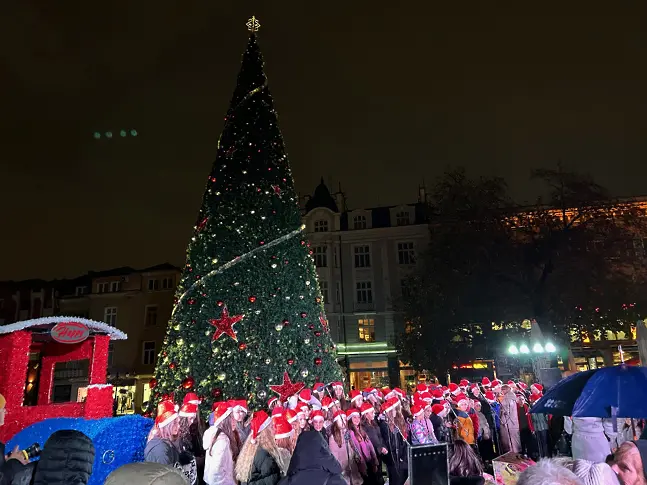 Грейнаха светлините на коледната елха в Пловдив