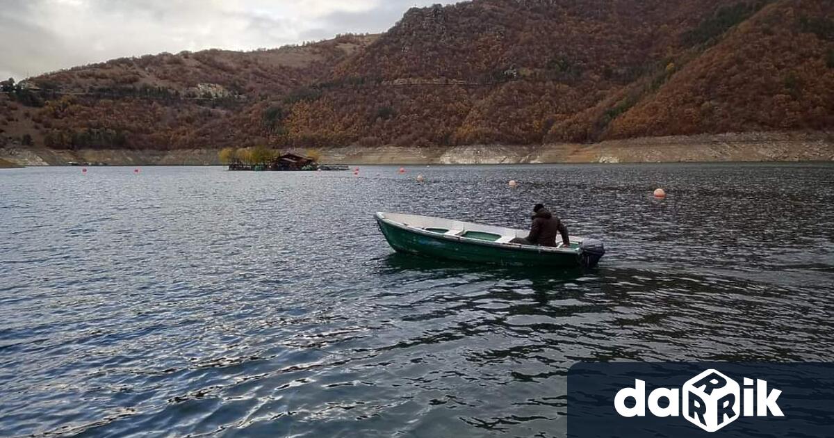 Служители на Изпълнителната агенция по рибарство и аквакултури ИАРА в