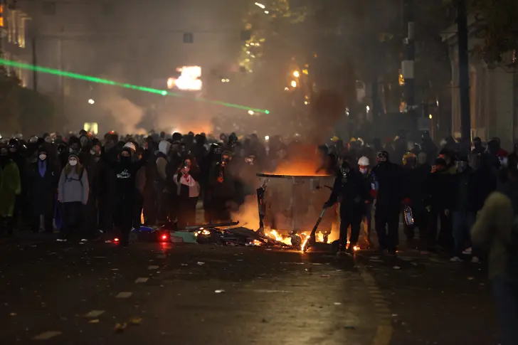 Нови сблъсъци в Тбилиси, полицията използва водни оръдия срещу протестиращите (СНИМКИ И ВИДЕО)