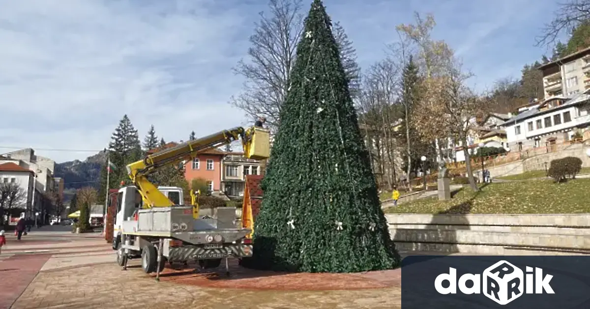 Днес грейват светлините на коледната елха в Смолян Събитието ще се