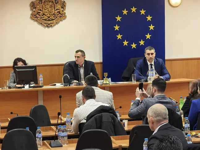  Арестуваха общински съветници в Пазарджик, сътрудниците им стачкуваха пред полицията 