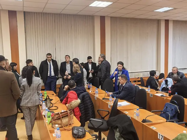  Арестуваха общински съветници в Пазарджик, сътрудниците им стачкуваха пред полицията 