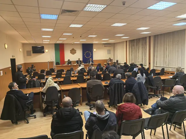  Арестуваха общински съветници в Пазарджик, сътрудниците им стачкуваха пред полицията 