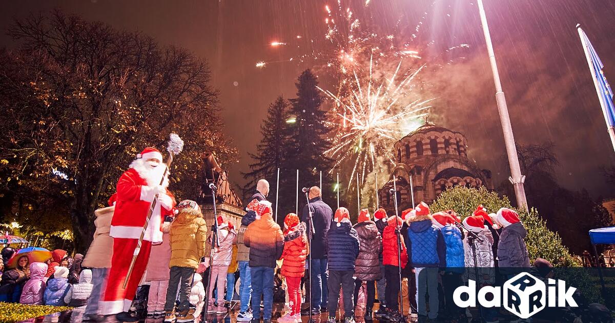 Плевен e в очакване на Коледните и Новогодишни празници Украсяването на