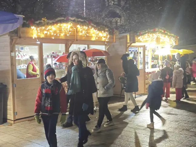  В Плевен блестнаха светлините на коледната елха/ВИДЕО-СНИМКИ/ 