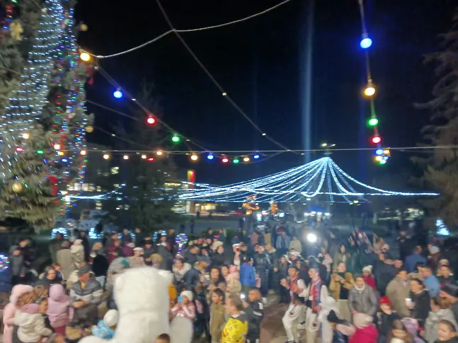  На 4 декември блестнаха празничните светлини в Гулянци 