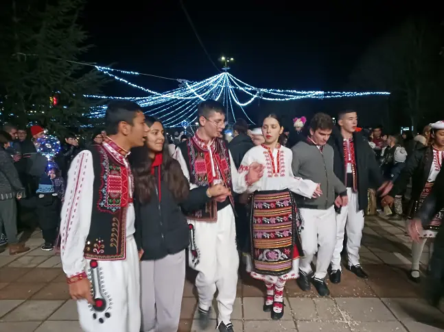  На 4 декември блестнаха празничните светлини в Гулянци 