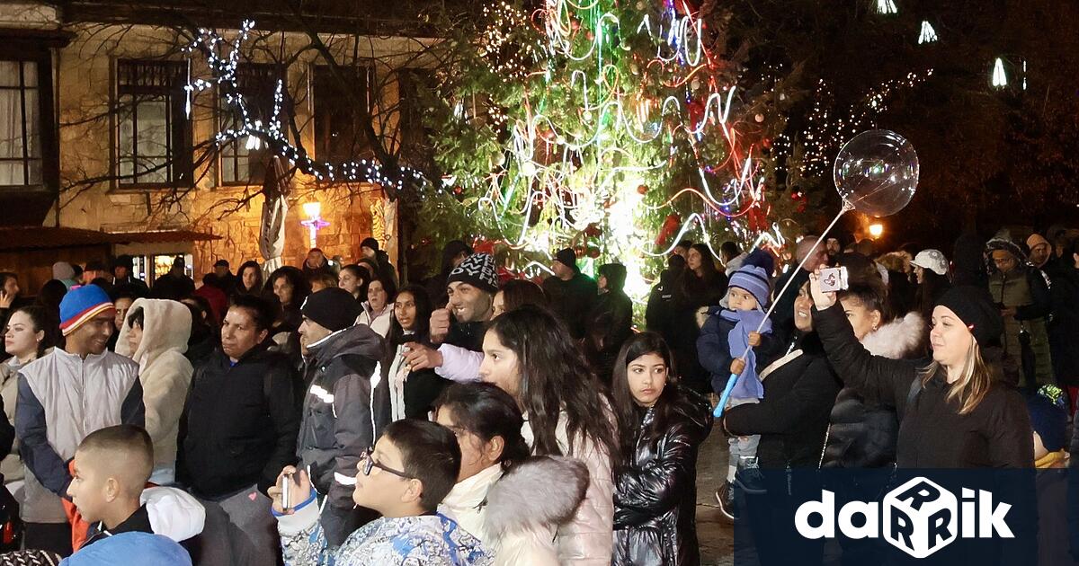 Пощад Възраждане в Котел е по светъл със светлините на коледната